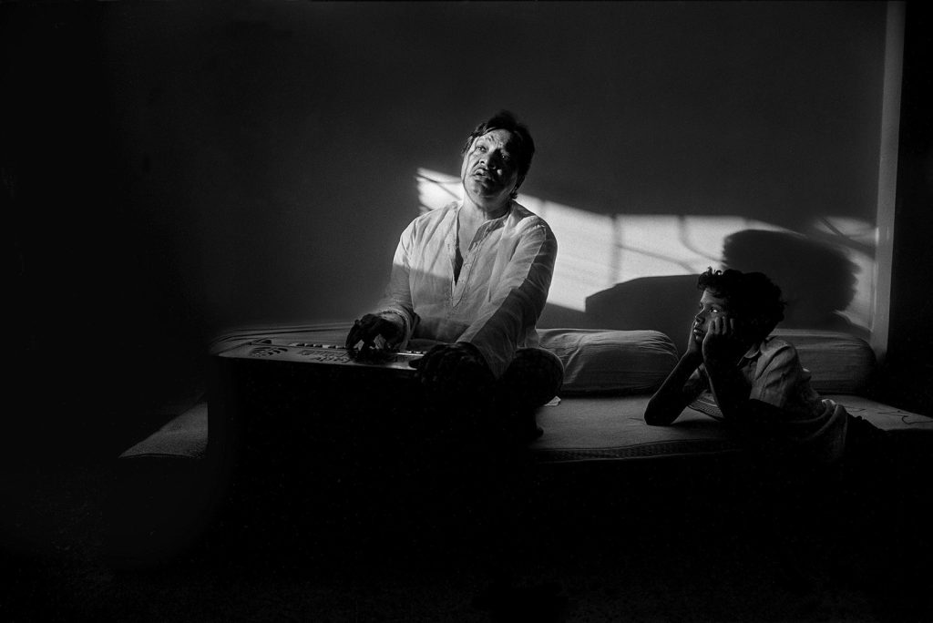 Penerapan filosofi fotografi Raghu Rai pada pengambilan foto street photography.